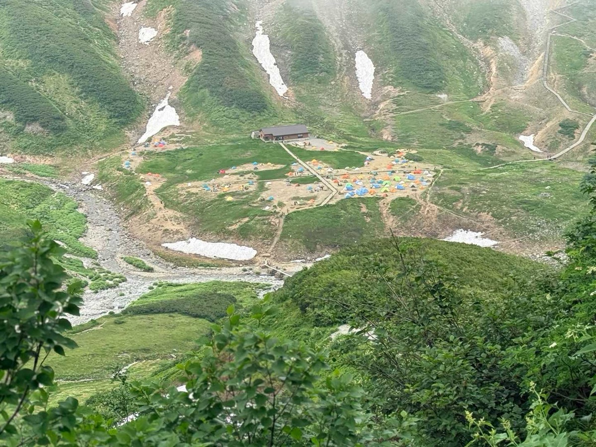 立山 雷鳥坂 振り返ると雷鳥沢キャンプ場が小さく 2026年7月25日10:26