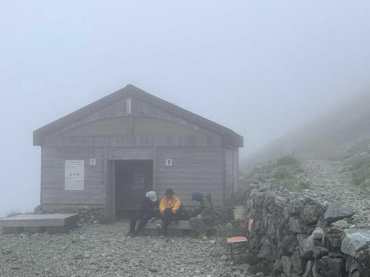 立山 剱御前小舎 小舎の前にある公衆トイレ 2026年7月25日11:31