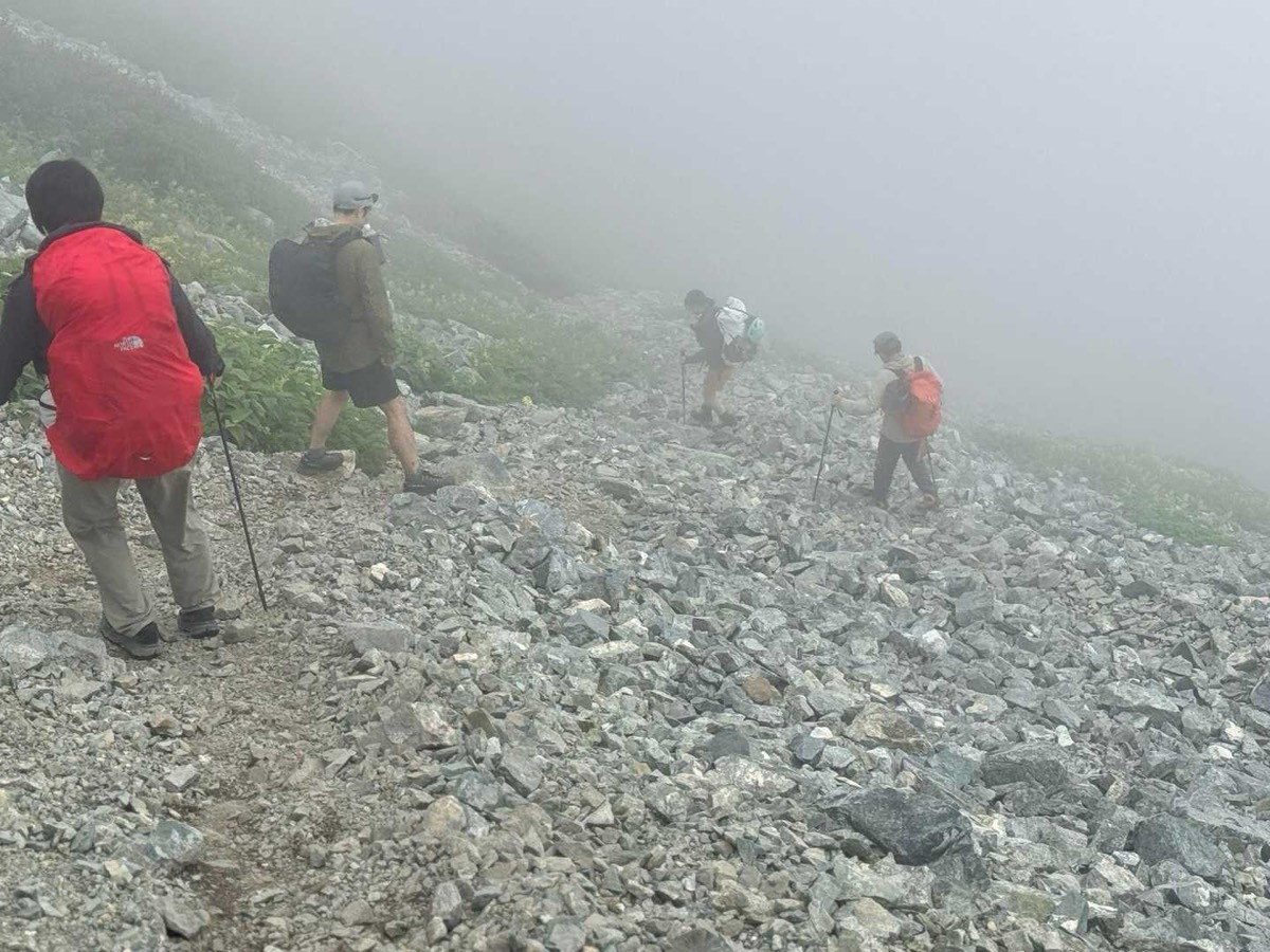剱沢 剱御前小舎〜剣山荘 雪渓を終えるとガレた下り。落石に注意 2026年7月25日11:54