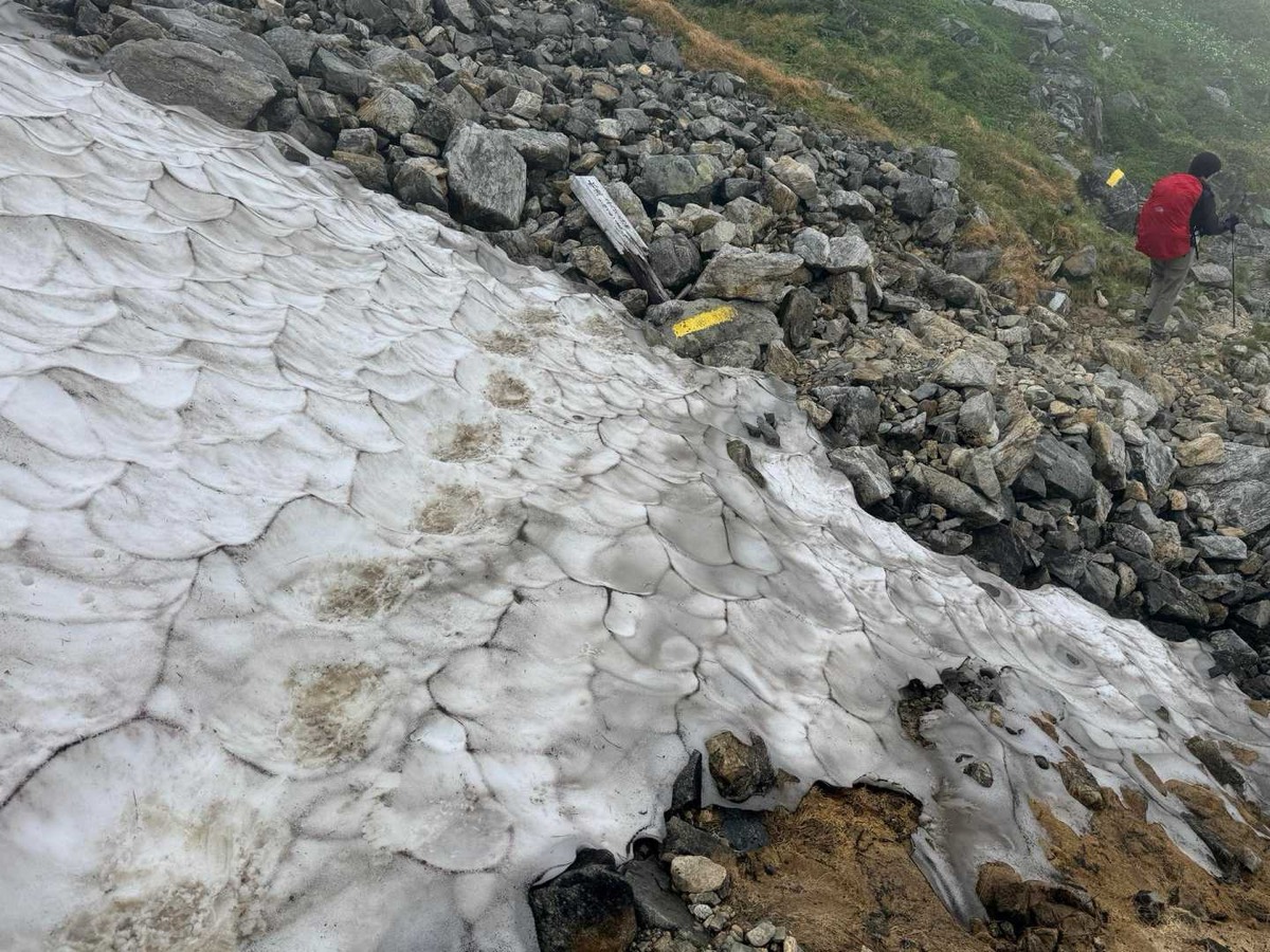 剱沢 剱御前小舎〜剣山荘 短い雪渓。数日で消えてしまいそう 2026年7月25日12:03