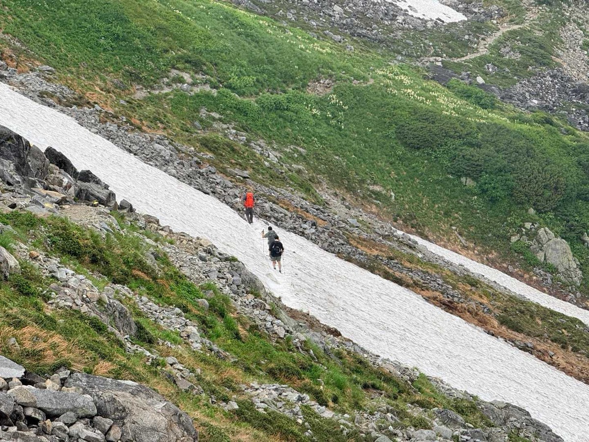剱沢 剱御前小舎〜剣山荘 2つ目の、長い雪渓 2026年7月25日12:15