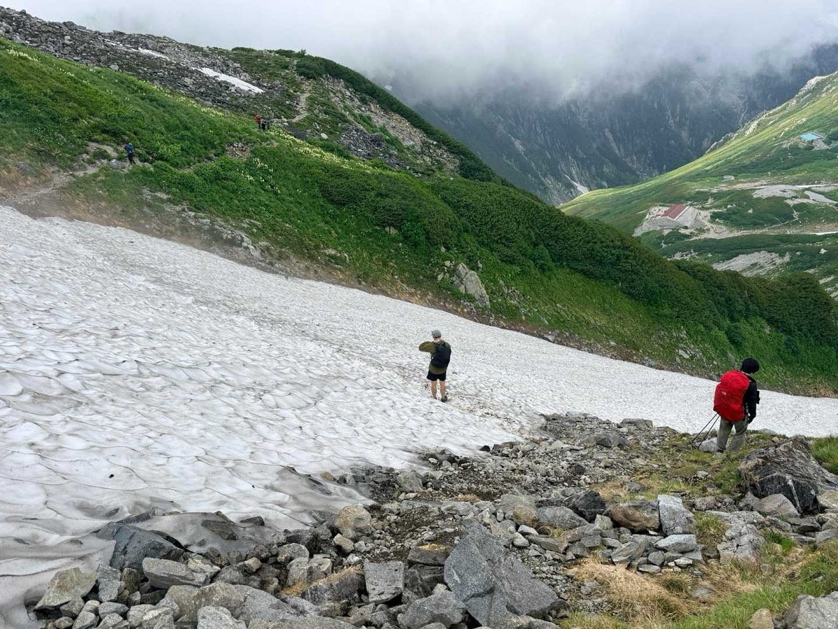 剱沢 剱御前小舎〜剣山荘 3つ目の雪渓。右下に剱澤小屋 2026年7月25日12:23