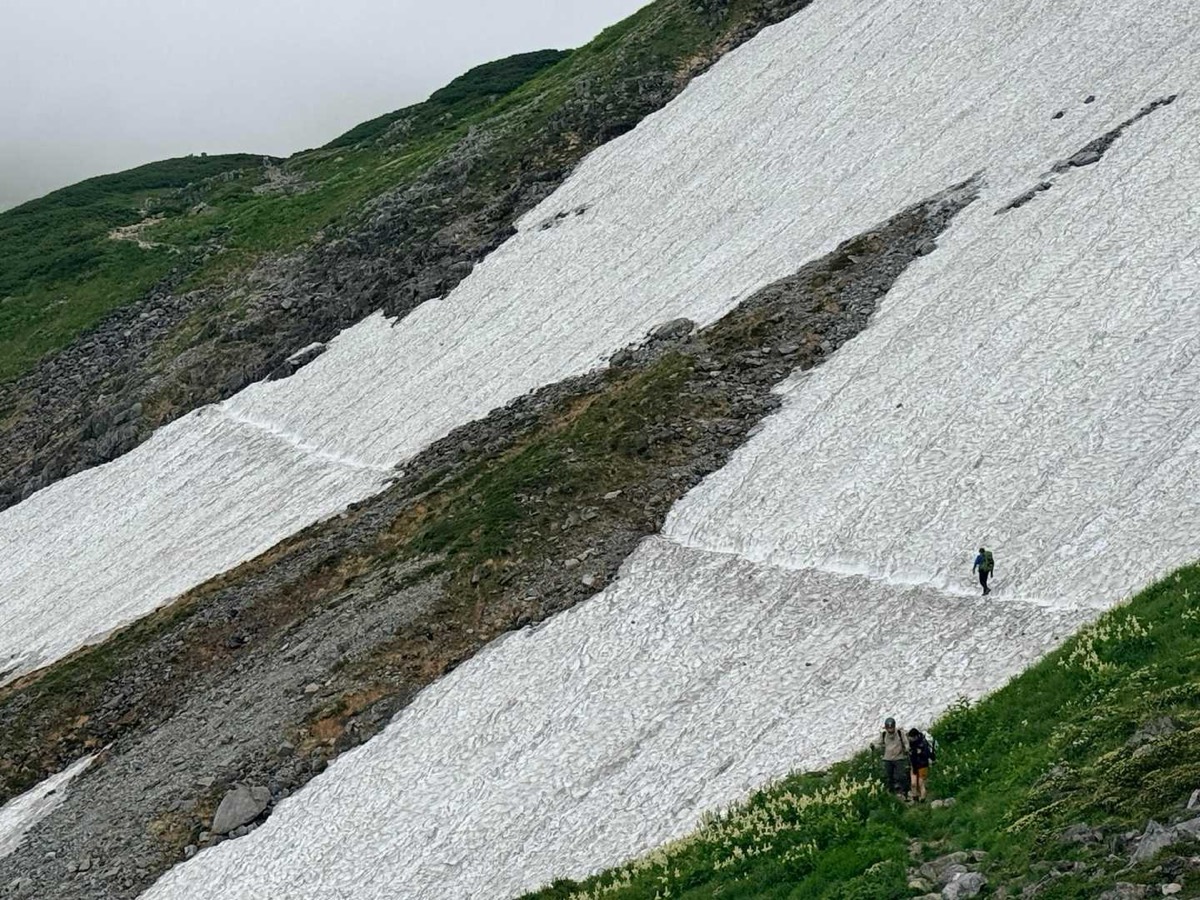 剱沢 剱御前小舎〜剣山荘 振り返ると2つ目と3つ目の雪渓 2026年7月25日12:29