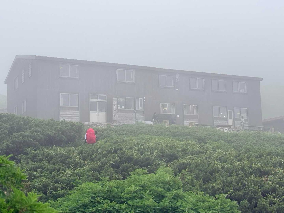 剱沢 剣山荘 剣山荘に到着。雨に降られずに済みました 2026年7月25日13:04