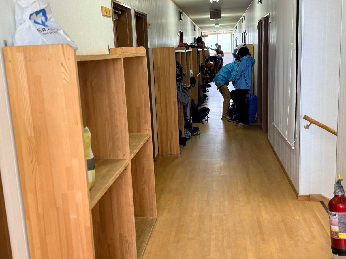 剱沢 剣山荘 2階が客室。廊下の棚にザックを置きます 2026年7月25日13:53
