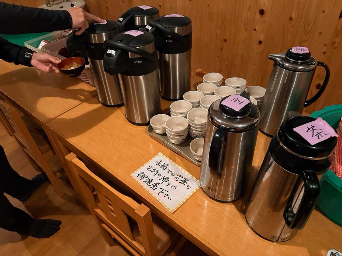 剱沢 剣山荘 早朝の食堂にはスープとお茶が用意されています 2026年7月26日02:46