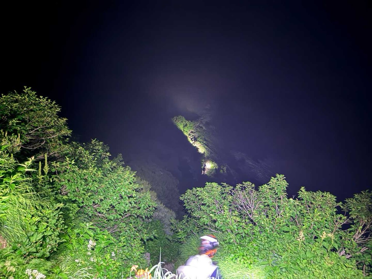剱岳 別山尾根 一服剱〜前剱 前を行くヘッドランプの列 2026年7月26日03:46