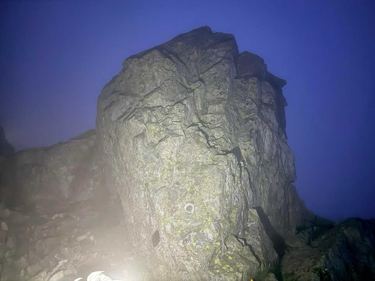 剱岳 別山尾根 一服剱〜前剱 前剱大岩。見上げるほどの大きさ 2026年7月26日04:14