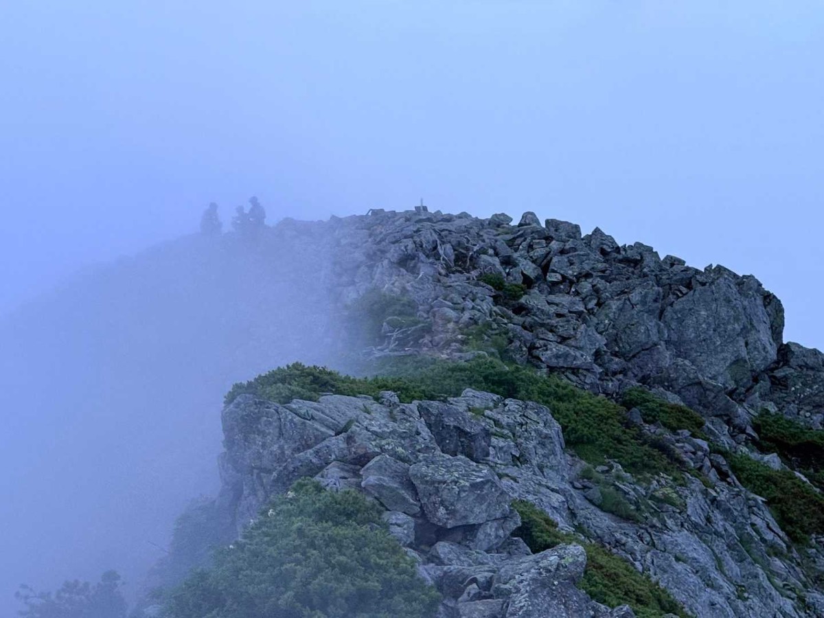 剱岳 別山尾根 一服剱〜前剱 前剱の山頂を振り返る 2026年7月26日04:43
