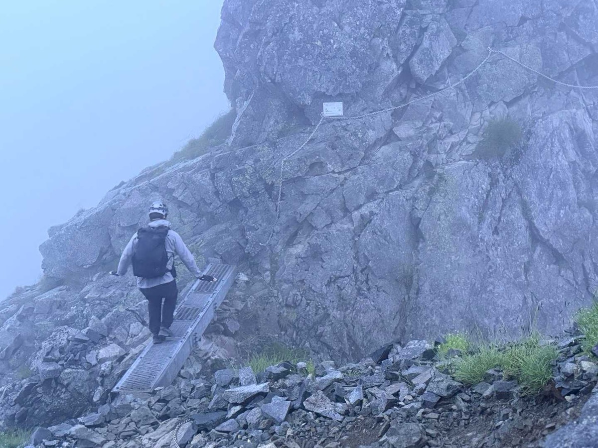 剱岳 別山尾根 前剱〜平蔵のコル 両側が切れ落ちた一本橋 2026年7月26日04:47