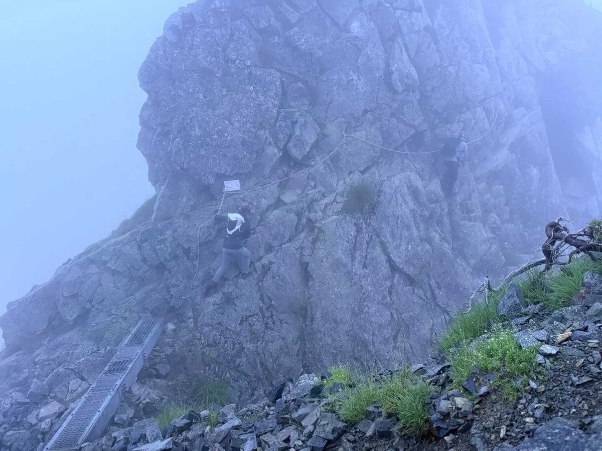 剱岳 別山尾根 前剱〜平蔵のコル 5番目の鎖場を行く仲間 2026年7月26日04:48