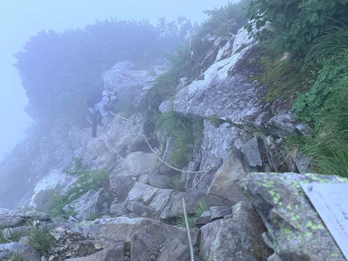 剱岳 別山尾根 前剱〜平蔵のコル 下降する形の鎖場。岩が濡れて滑ります 2026年7月26日04:54