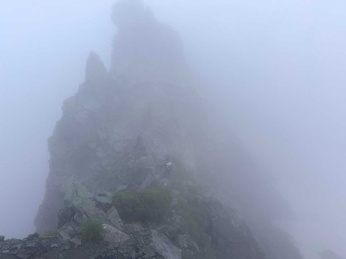剱岳 別山尾根 前剱〜平蔵のコル ガスと岩峰が織りなす風景 2026年7月26日05:25