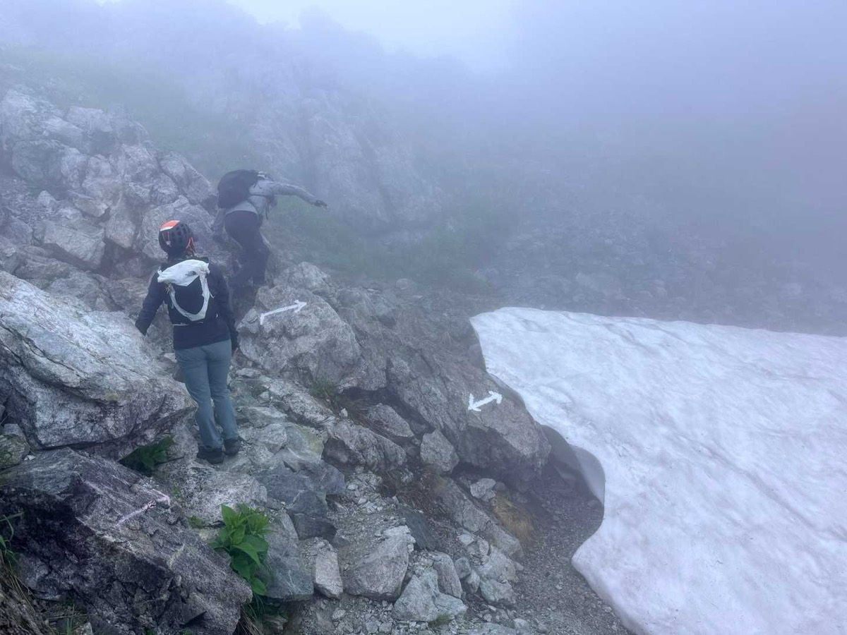 剱岳 別山尾根 前剱〜平蔵のコル 雪渓のそばを通過 2026年7月26日05:31
