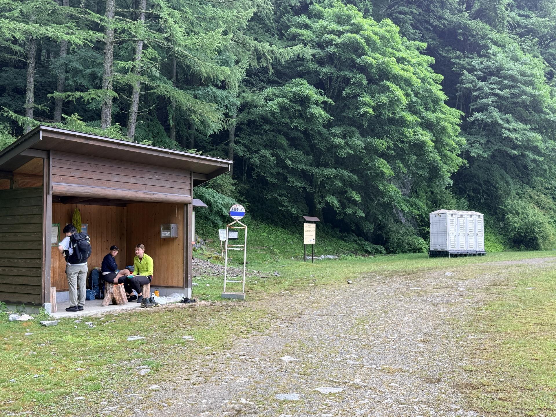こちらがバス停「鳥倉登山口」 バスの終点となる🚌 小さな東屋的なものもあり、奥に