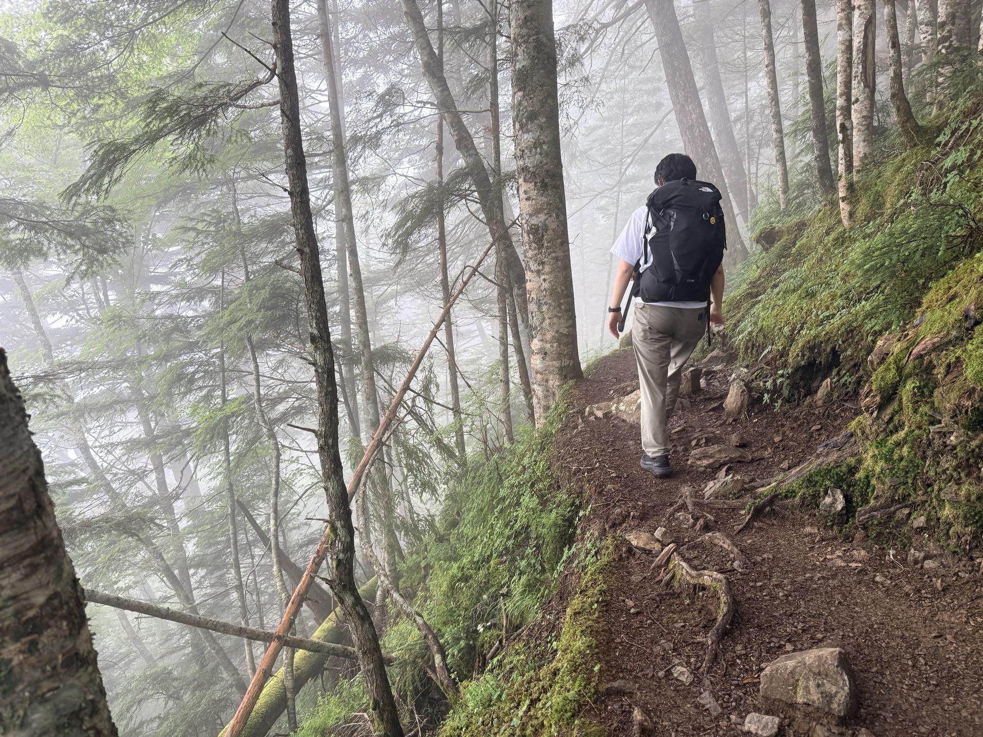 左側が斜面になっていて、少し登山道も狭い