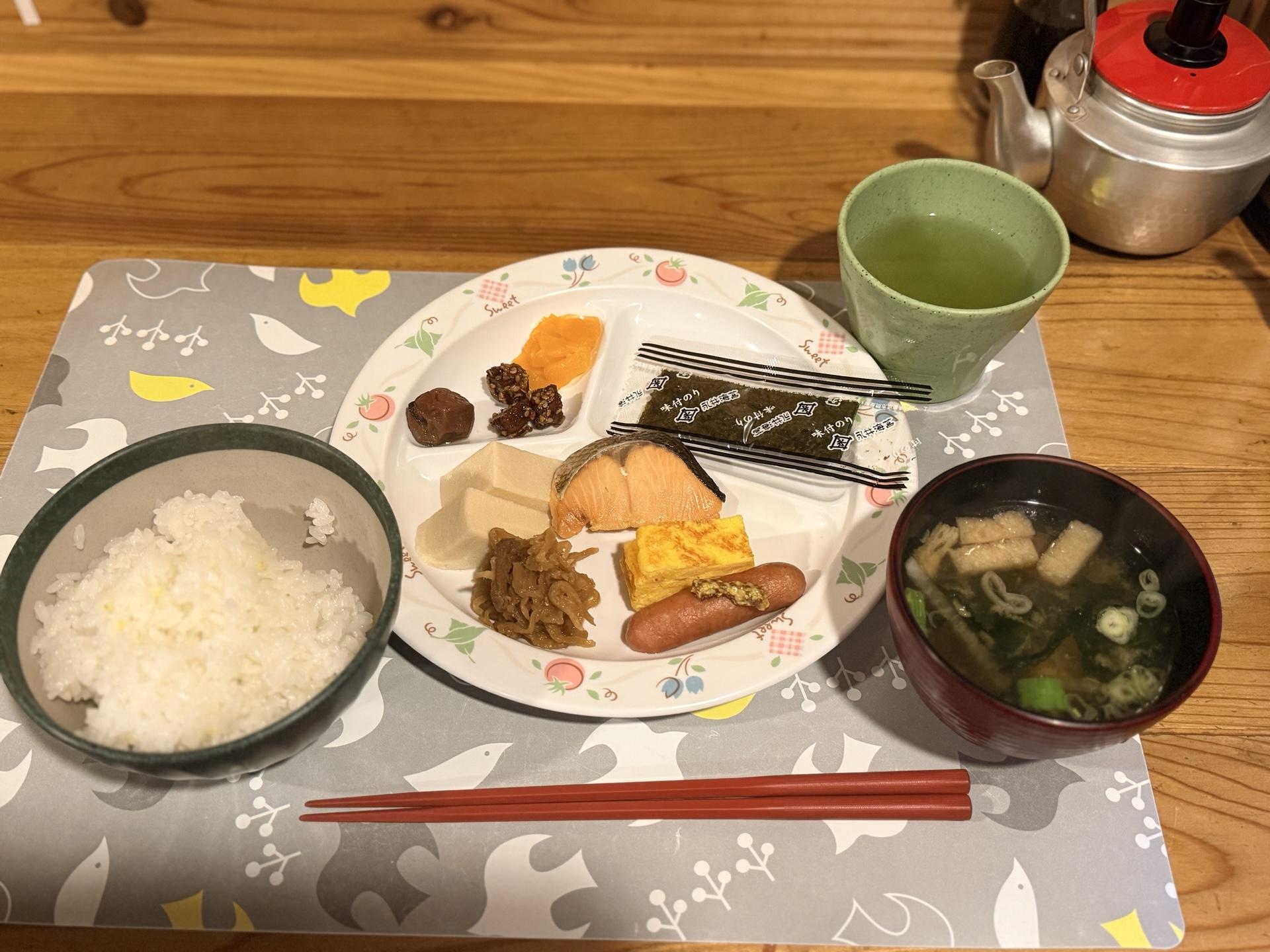 朝ごはんはこちら 鮭とウインナーと卵焼きがメイン 朝からご飯とお味噌汁はたくさん