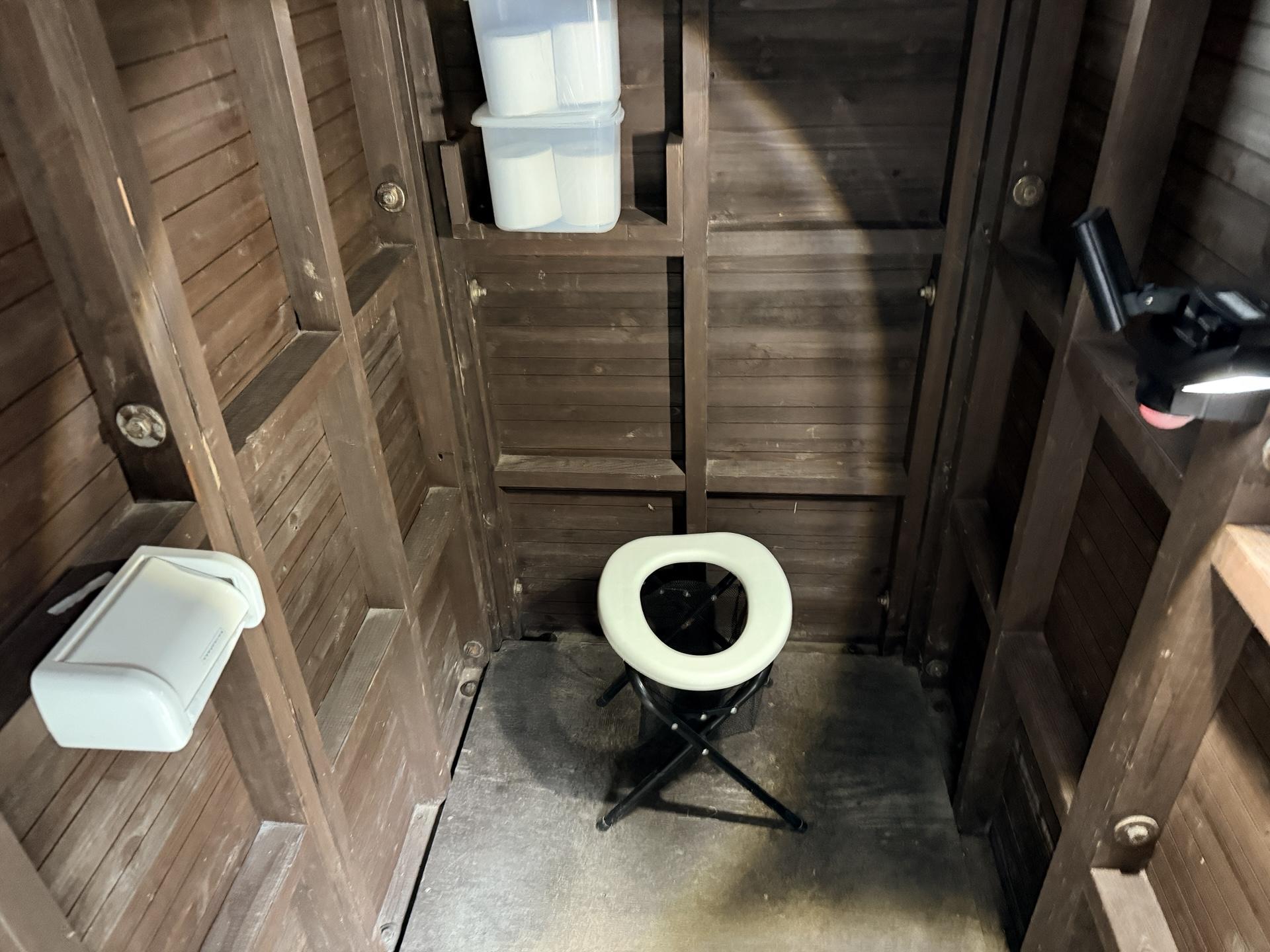 携帯トイレブースの中はこんな感じで、人感センサーで自動で灯りが付く