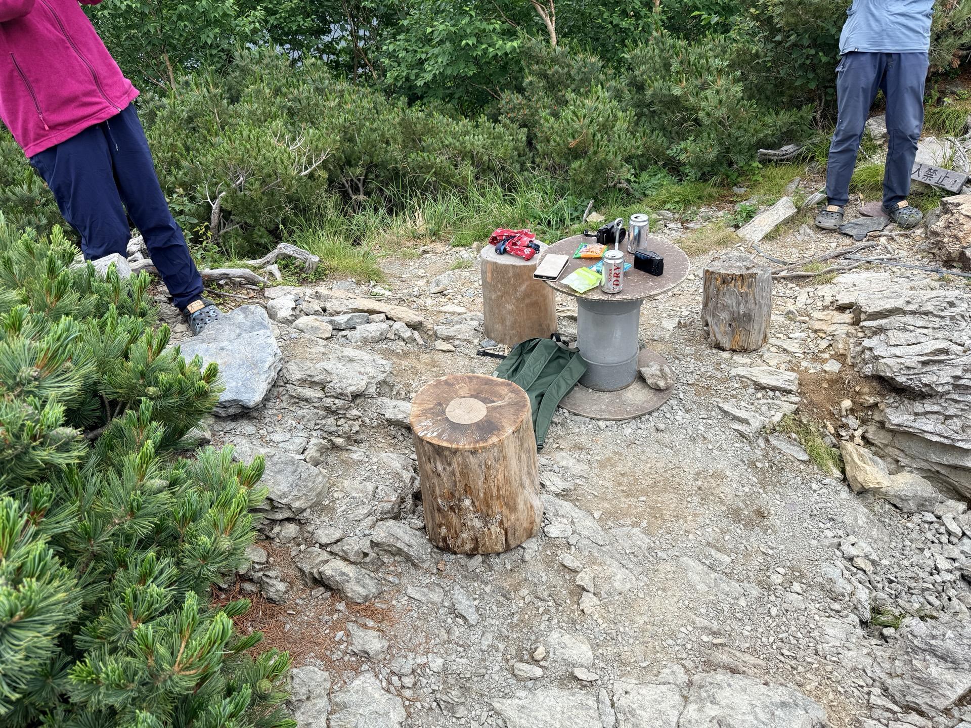展望所には小さなテーブルと切り株の椅子が3つほど 酒盛りをして楽しむ登山者も
