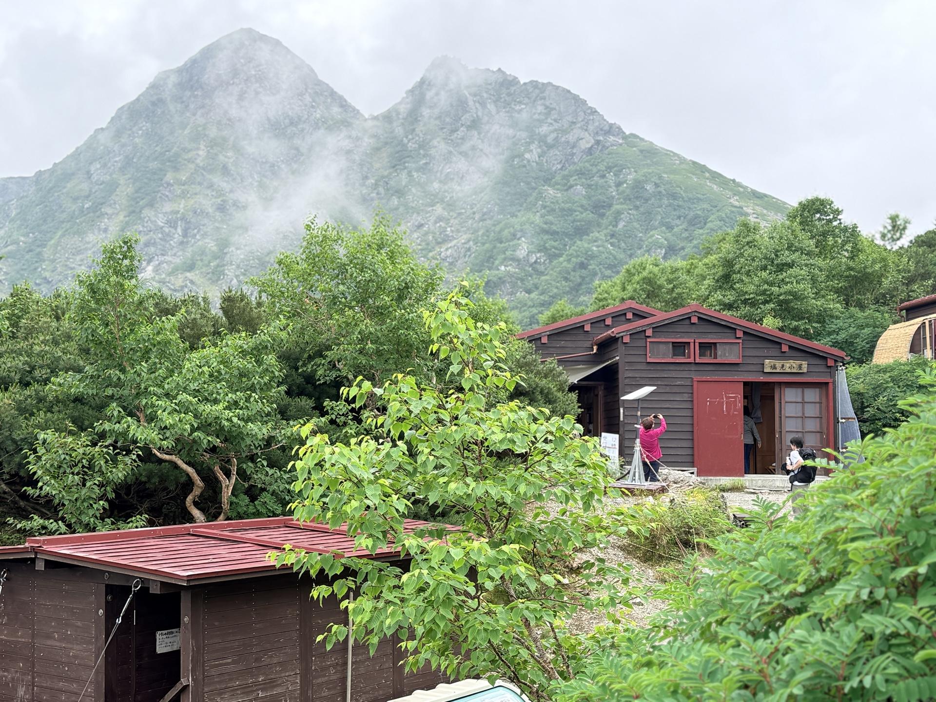 こちらが塩見小屋 塩見岳まで約1時間の距離にある