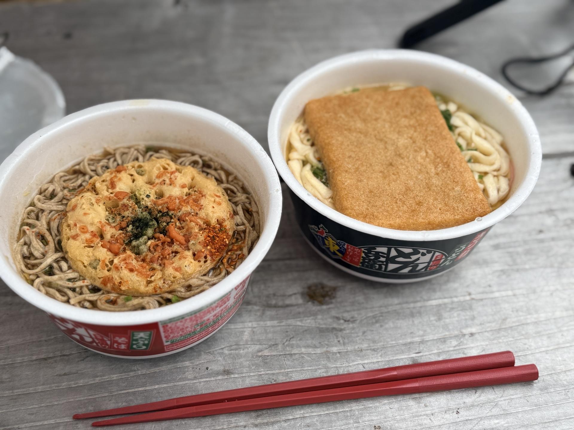 そして、ランチはどん兵衛(そばとうどん) 各600円