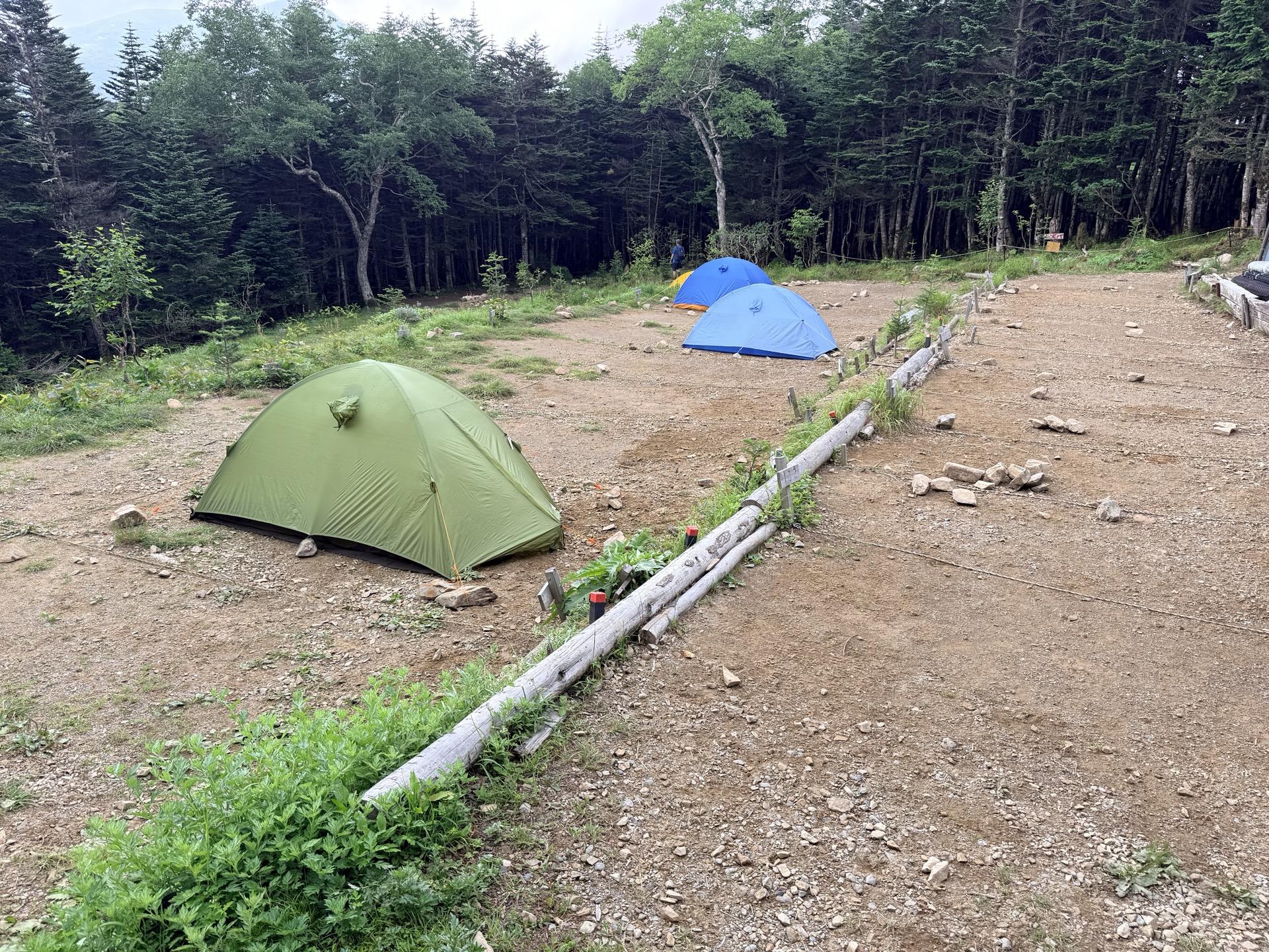 三伏峠小屋のテント場の様子