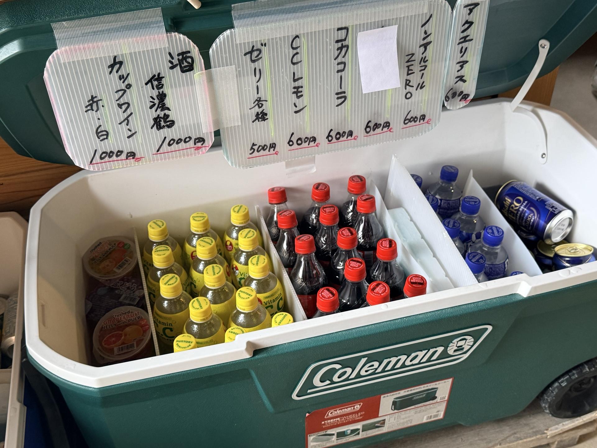 ペットボトルドリンクは600円 ゼリー各種500円 カップワイン1,000円