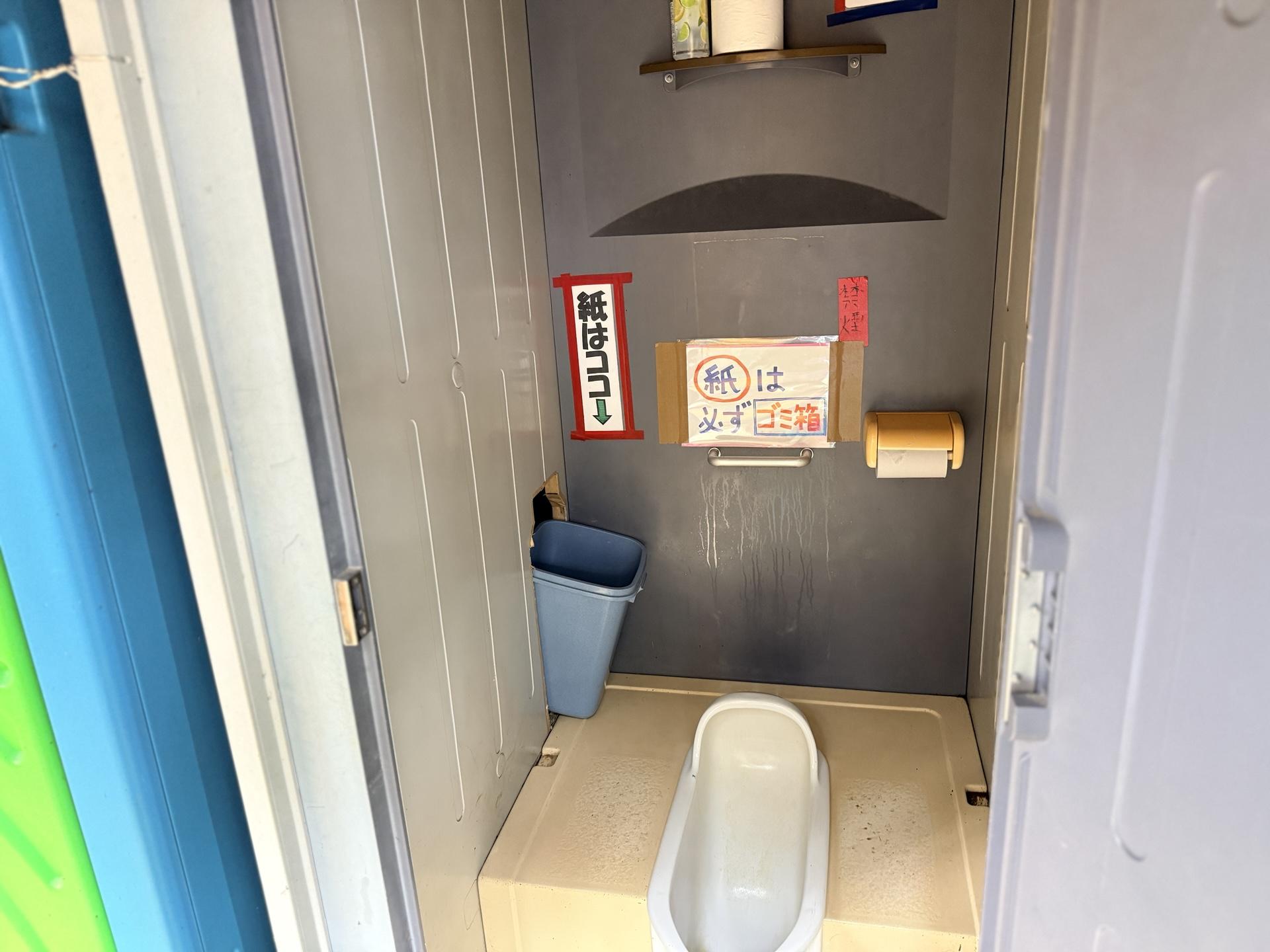 こちらが一箇所のみ開放されていた和式トイレ(男女共用) 拭いた後の紙は目の前のゴ