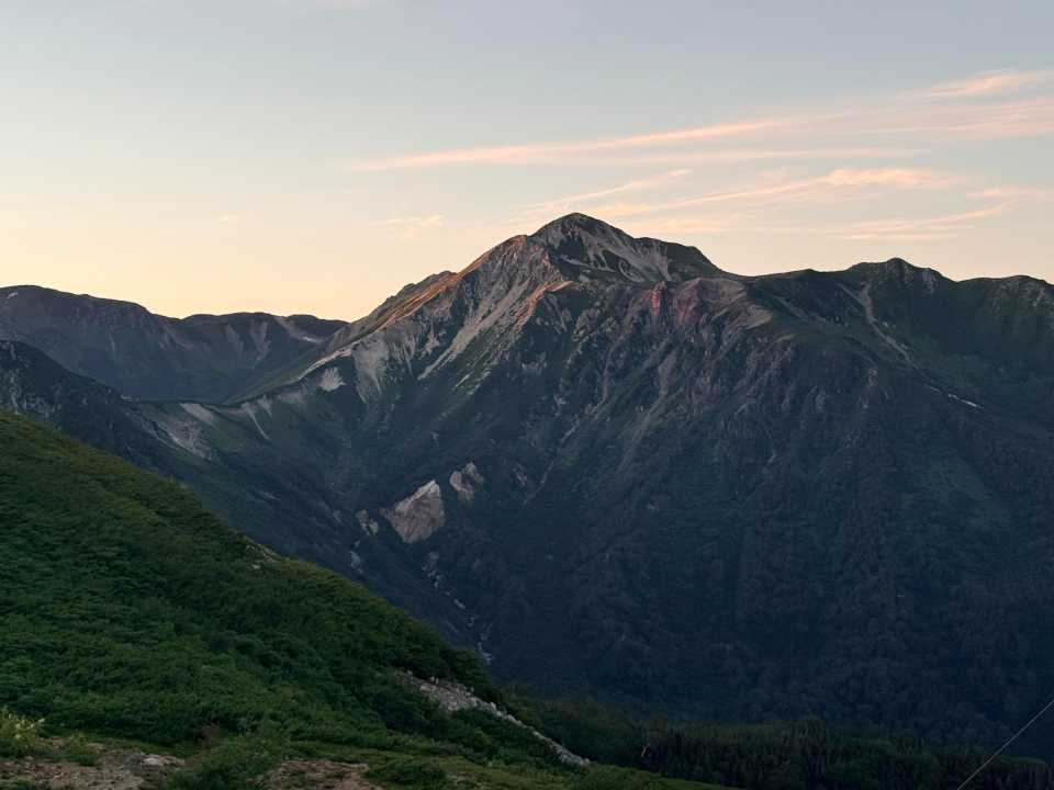 夕日に染まる鷲羽岳