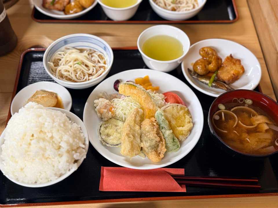 双六小屋の名物天ぷらの夕食
