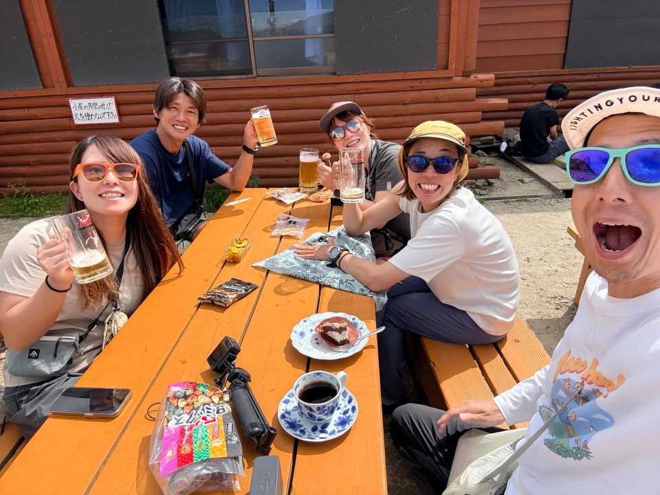 山で出会った方々と乾杯
