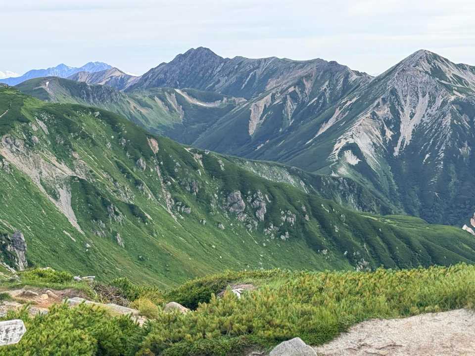 水晶岳と鷲羽岳、奥に立山連峰