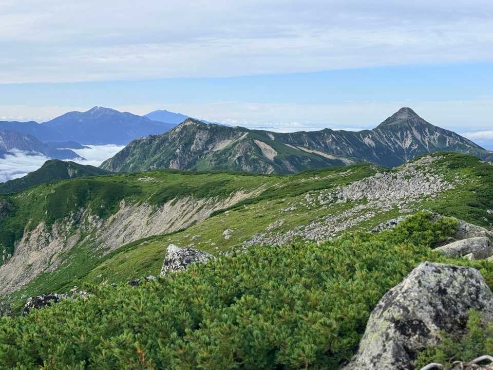 左に乗鞍岳と御嶽山
