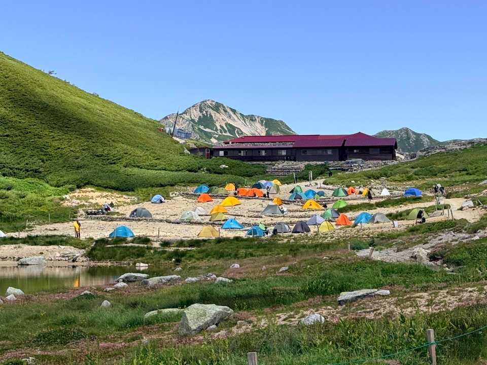 テント場は50張ほど