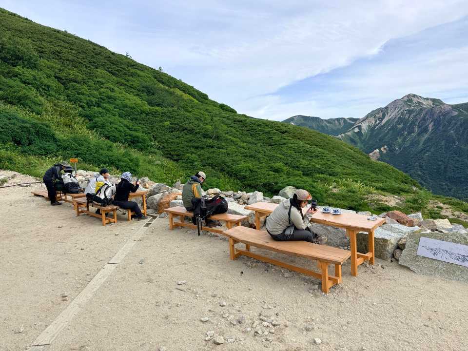 双六小屋に新設されたベンチとテーブル