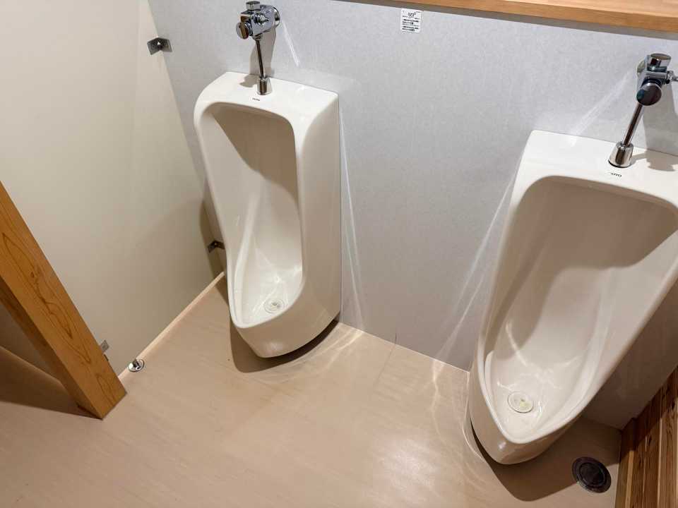 小屋の屋内トイレ。小便器は2つ