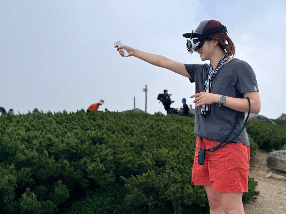 ゴーグルを付けて操縦します