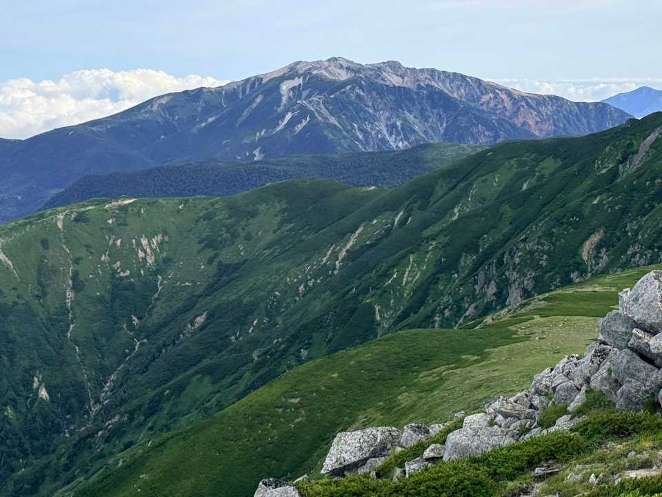 山体の大きな薬師岳