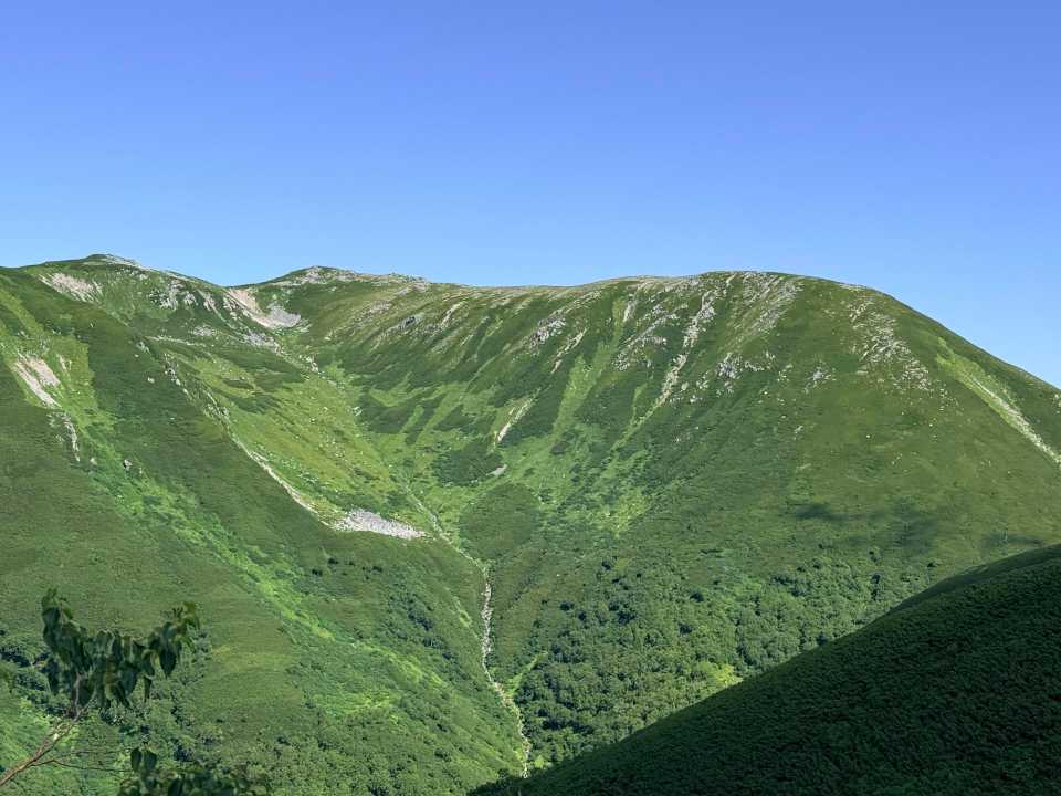 少し高い場所が双六岳の山頂
