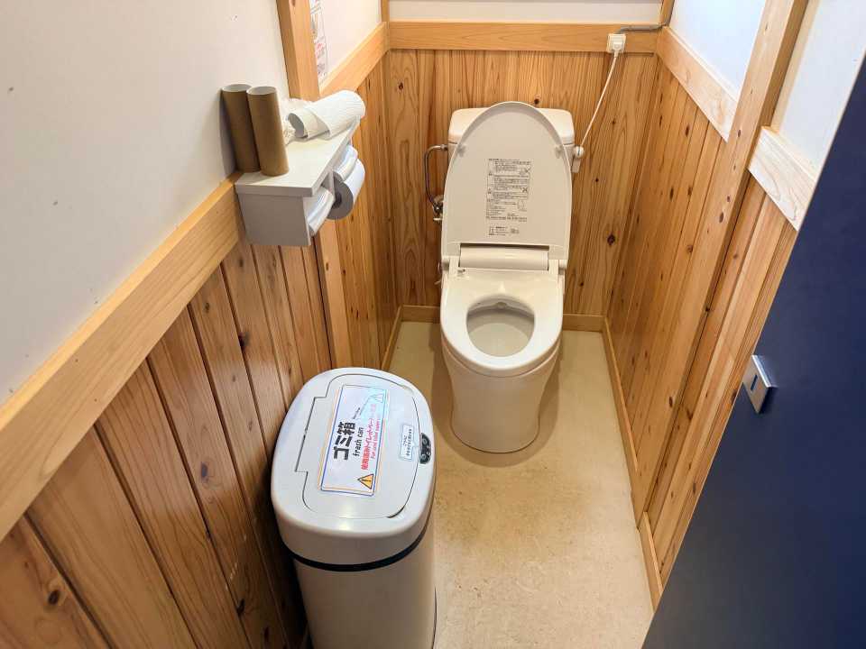 紙は目の前のゴミ箱へ