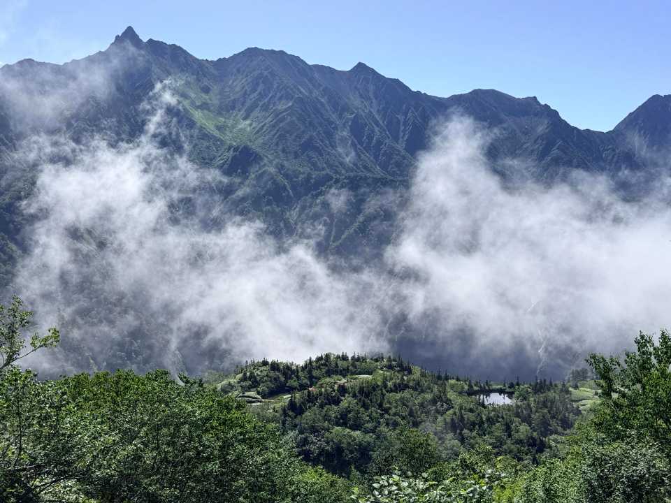 振り返ると雲の間に槍ヶ岳