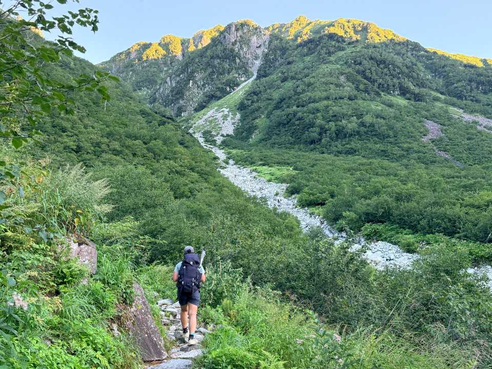 前方の斜面が秩父沢
