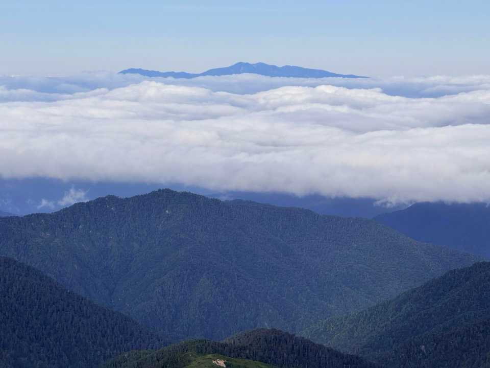 雲海の奥には白山も