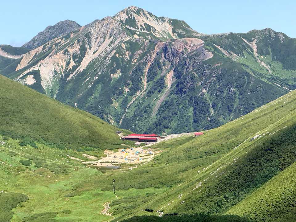 双六小屋越しに望む鷲羽岳と水晶岳