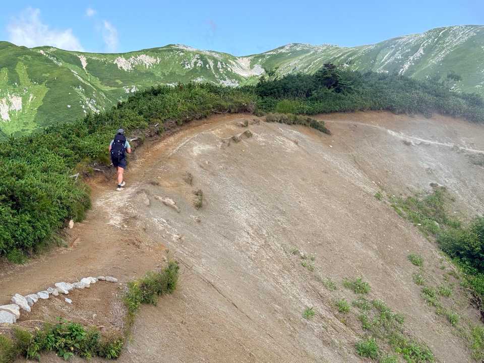 右側が崩落。すれ違いに注意