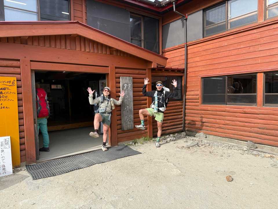 お世話になった小屋の前で