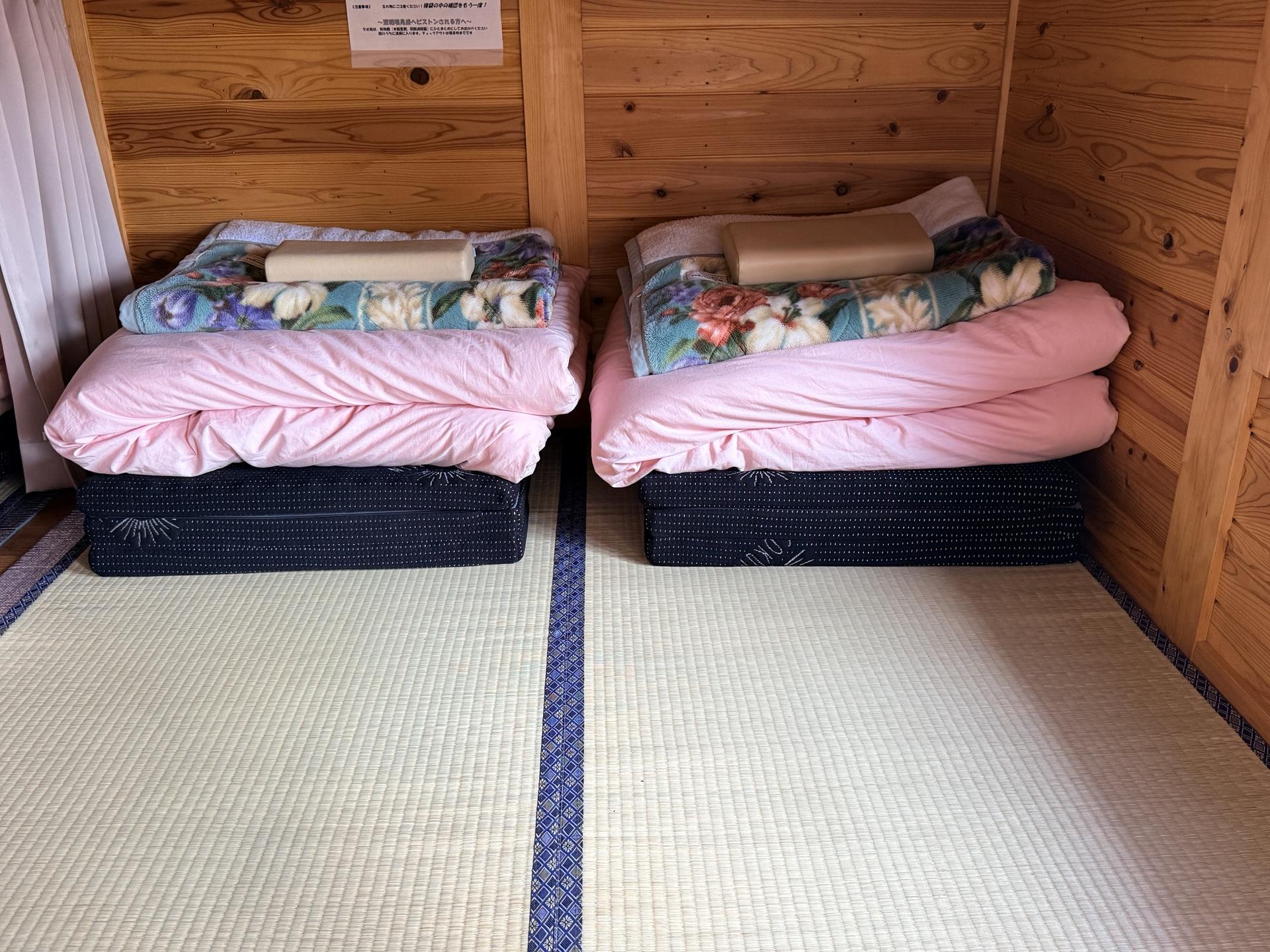 こちらがお布団 分厚い敷布団と掛け布団、毛布、枕が一式 なお、小屋のホームページ