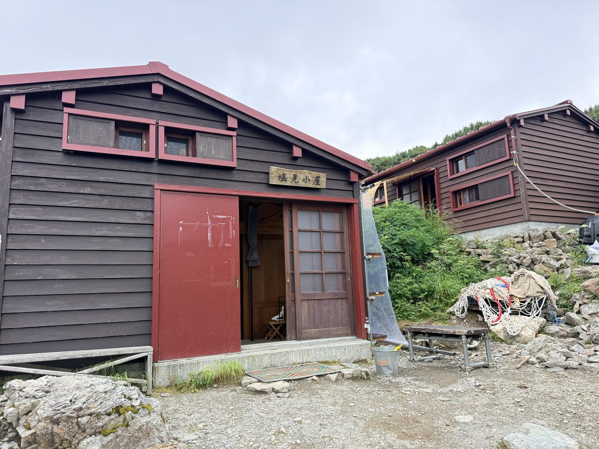 手前が本館、奥が別館。今回は別館に宿泊しました
