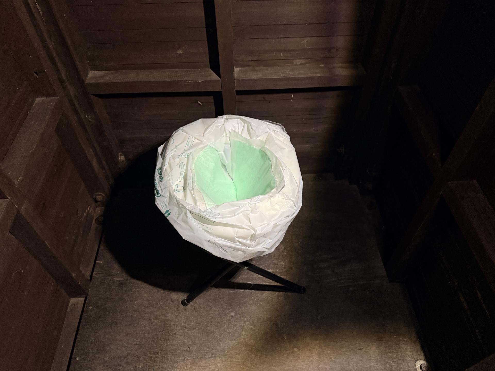 携帯トイレを装着した様子 拭いた後の紙も全てここに捨てる