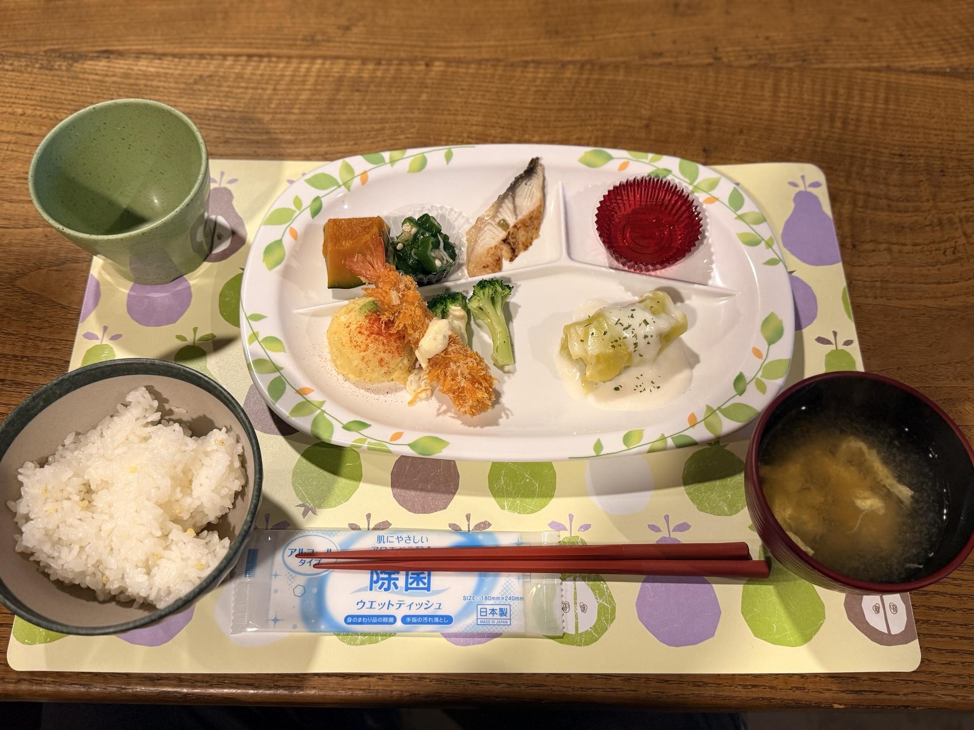 夕食はこちら ロールキャベツとエビフライ🍤 スープとご飯は食べ放題 ご飯は3杯お